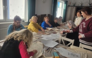 Seniorki Klubu Seniora w Rokitach wykonują własnoręczne zdobione fartuszki.
