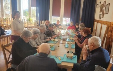 Uczestnicy Klubu Seniora w Jasieniu przygotowujący owsiankę.