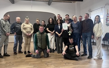 Klubowicze, Dyrektor Centrum Usług Społecznych w Czarnej Dąbr&oacute;wce wraz z pracownikami pozują do zdjęcia grupowego.