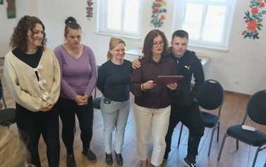 Dyrektor Centrum Usług Społecznych w Czarnej Dąbr&oacute;wce wraz z pracownikami składają życzenia urodzinowe Klubowiczowi Rafałowi.