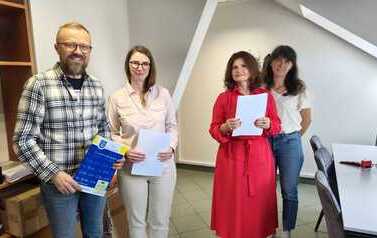 Na zdjęciu Dyrektor Centrum Usług Społecznych w Czarnej Dąbr&oacute;wce podaje rękę Panu Wojciechowi Jabłonowskiemu. W tle stoją dwie osoby. 