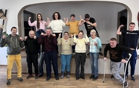 Grupa 10 uczestnik&oacute;w wraz z opiekunami pozują do zdjęcia. 