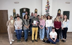 Na zdjęciu uczestnicy Klubu Os&oacute;b z Niepełnosprawnościami pn. Super Mocni pozują do zdjęcia grupowego wraz z Dyrektor i pracownikami Centrum Usług Społecznych w Czarnej Dąbr&oacute;wce.  
