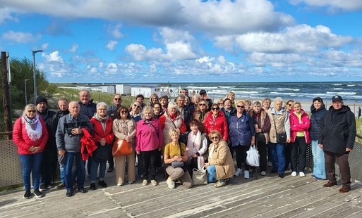 Seniorzy z wizytą nad morzem – wycieczka do Łeby