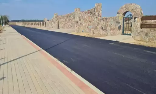 Relacja z zaawansowania prac w realizowanych projektach w zakresie budowy dróg. 1. Czarna Dąbrówka-przygotowania do rozpoczęcie prac z pełnym rozmachem, ponad 650 mb. To już w pierwszej dekadzie kwietnia. Środki Rządowe. Koszt 1.647.708 zł, dofinansowanie